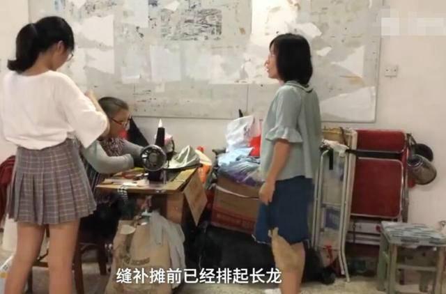 軍訓(xùn)服蹲下就崩線 給學(xué)生提供好一些材料的服裝有多難？