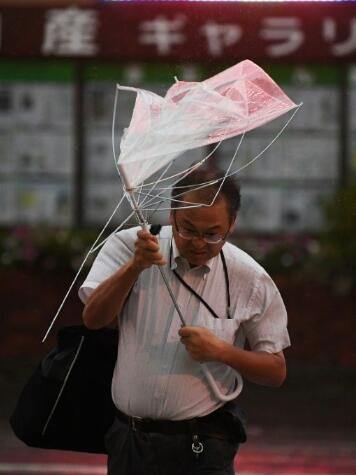 臺風(fēng)法茜襲擊日本 雨風(fēng)