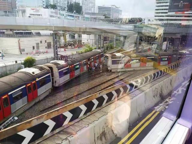 港鐵列車出軌 車廂斷開(kāi)兩截列車車門飛脫