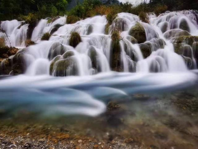 九寨溝恢復(fù)開(kāi)園 開(kāi)放新景點(diǎn)雙龍海瀑布美如畫(huà)