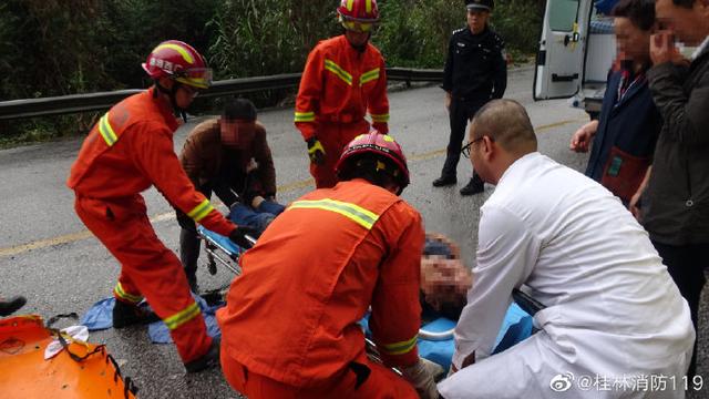 廣西桂林客車失控 載32人客車雨天失控撞山體